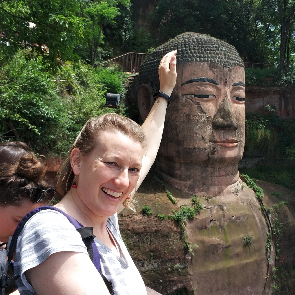 Kleine Kätzchen und großer Buddha