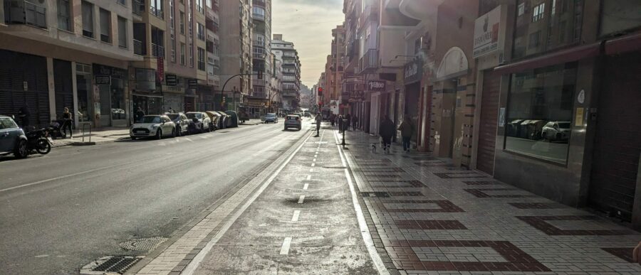 Strasse, Radweg und Gehsteig aus Marmorplatten