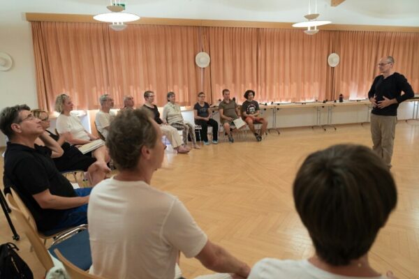 Qigong Seminar - Ivo erklaert einer Gruppe