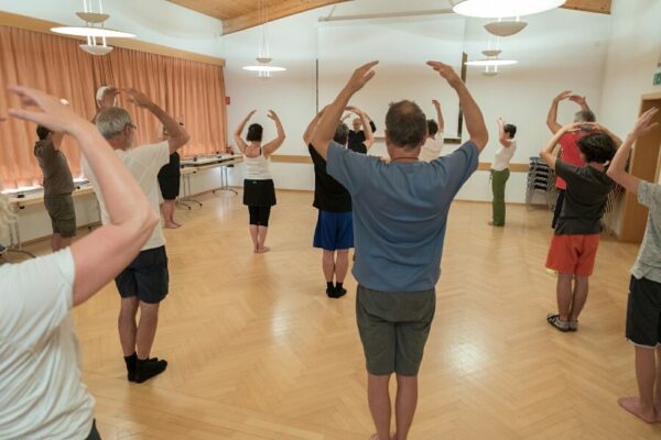 Mehrere Personen beim Qigong praktizieren